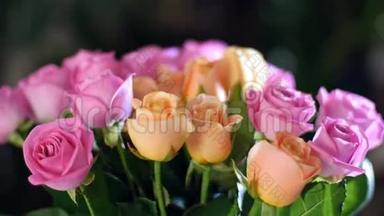 特写，花束在光线的照射下，旋转，花的组成由粉红色和橙色的玫瑰水组成